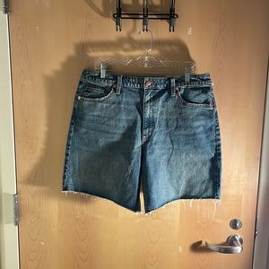 Universal Threads Size 14 Denim Vintage Stretch Bermuda Jean Shorts